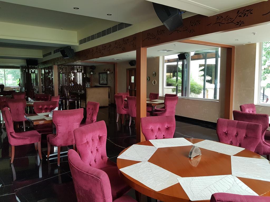 Hotel Atrio By Devam Gurgaon Zewnętrze zdjęcie